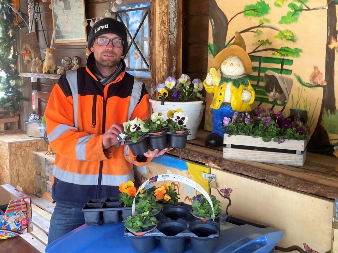 Les Saint-Cerguois se sont unis pour offrir plus de 300 fleurs à Maël Deluz, gérant de la buvette des Sports, pour le soutenir.