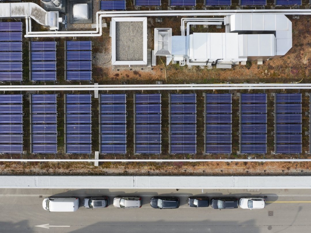Le National a décidé d'augmenter la production d'électricité bas carbone en hiver avec des installations photovoltaïques, ici l'une d'entre elles sur le toit d'une bâtiment à Zurich.