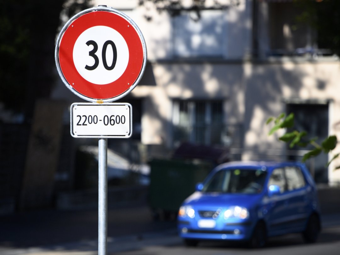 Une pétition demande la suppression de la limitation à 30km/h la nuit à Lausanne.