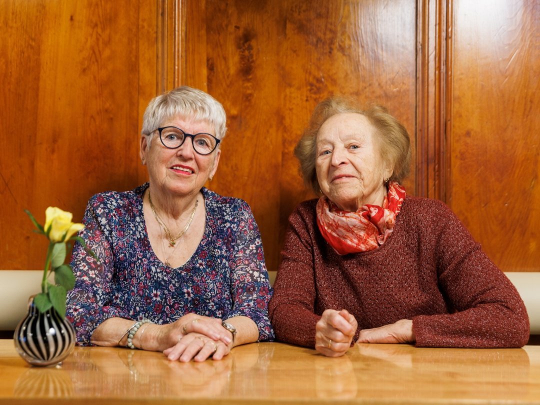 Les anciennes présidentes de l'association Fémina Nyon, Lily Ayer (à gauche) et Edith Meyer (à droite) au restaurant la Croix verte, dont elles avaient l'habitude d'utiliser une salle de l'étage pour se retrouver.