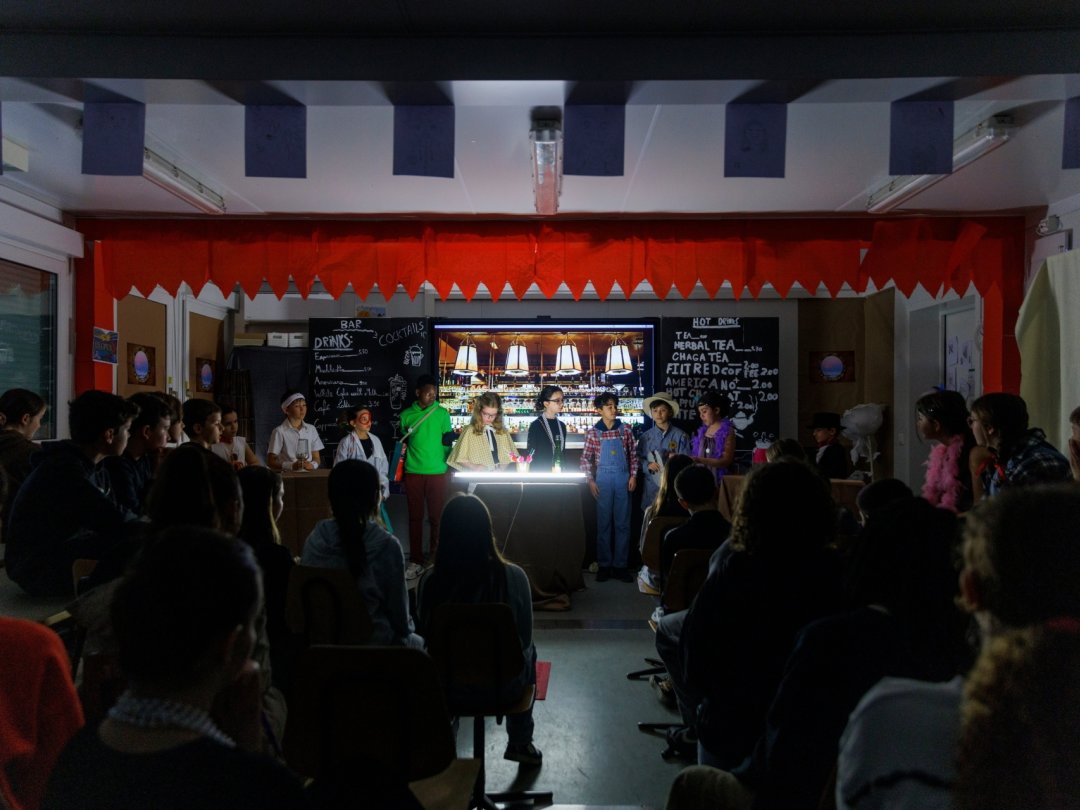 Les élèves et leurs enseignants ont transformé leurs classes en petites salles de théâtre.