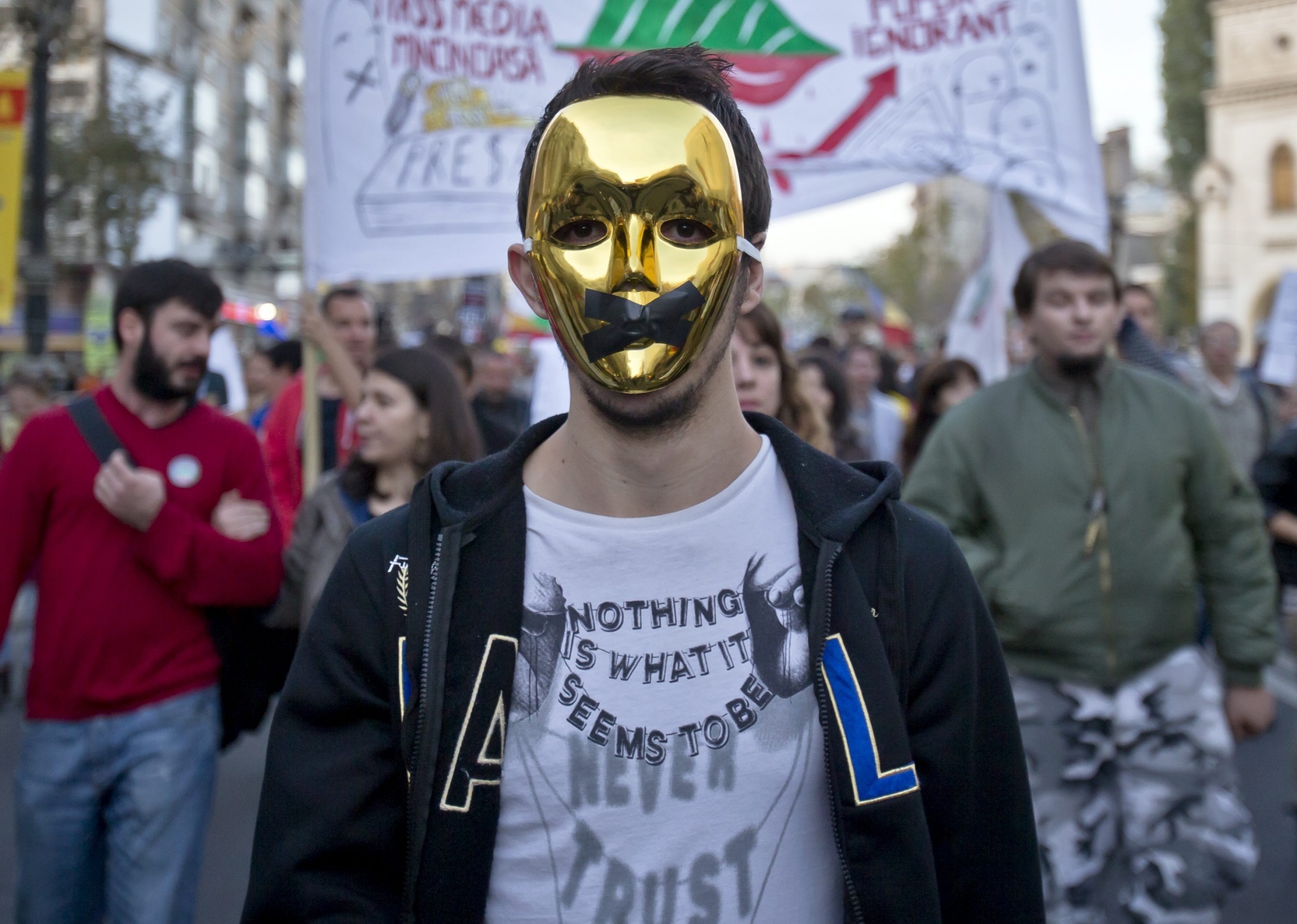 Les manifestants ont défilé dans plusieurs villes du pays, comme ici dans la capitale Bucarest.