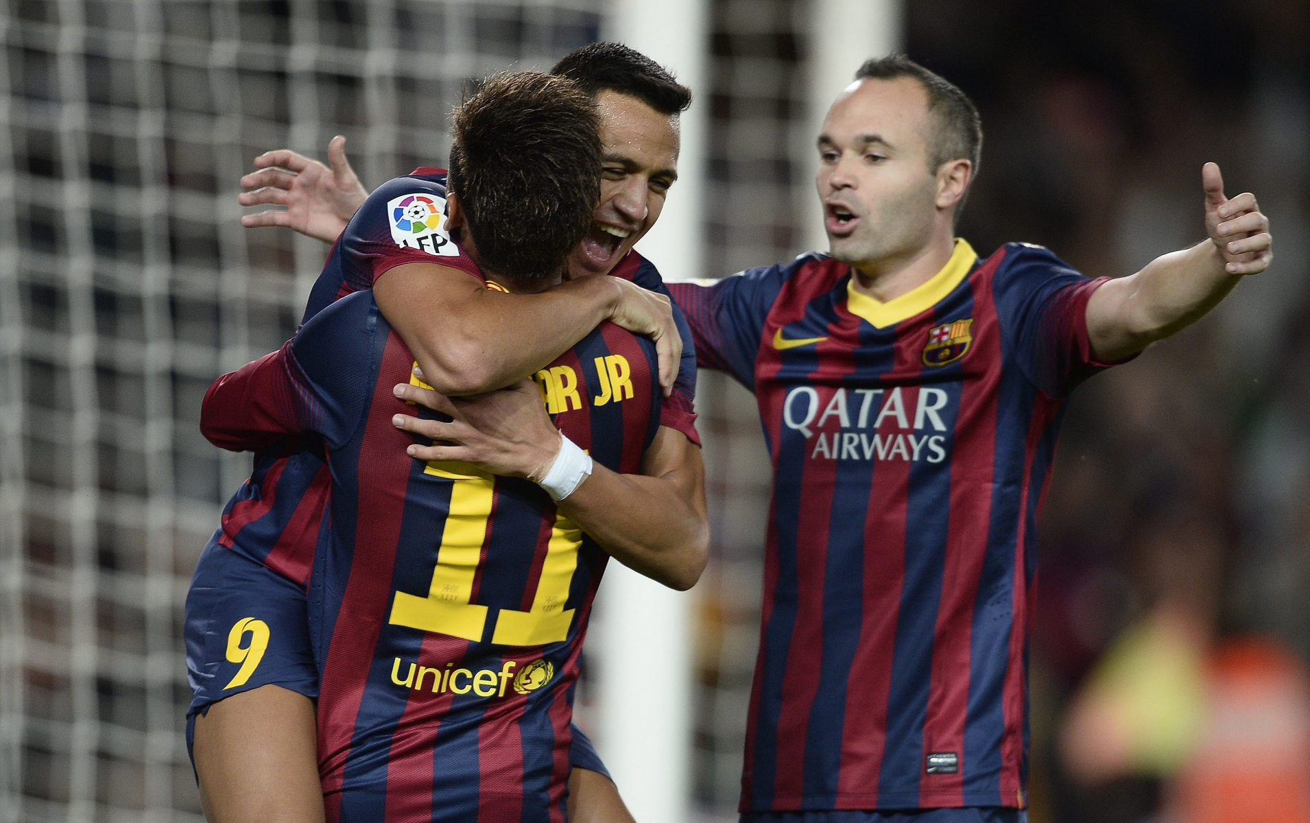 Alexis Sanchez, Neymar (de dos) et Iniesta fêtent la réussite inscrite par le premier nommé.