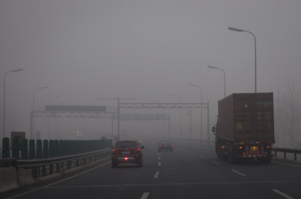 epa03560124 Heavy smog is seen at an expressway in the suburbs of Beijing, China, 29 January 2013. East, central and northern China are all suffering from hazardous levels of PM2.5 air pollution which is beyond the upper end of the scale of the US and WHO standard measurement systems.  EPA/ADRIAN BRADSHAW