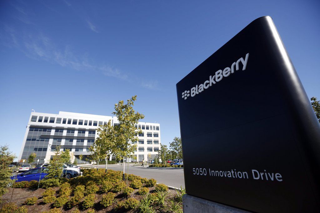 epa03886006 (FILE) A file picture dated 24 September 2013, shows the logo outside the Blackberry campus in Kanata, Ottawa, Canada. Blackberry reports on 27 September 2013 that it made a second quater loss of 965 million US dollars or 713 million euros and that 4500 jobs will go in an effort to halt the losses.  EPA/STEPHEN MORRISON *** Local Caption *** 51013460