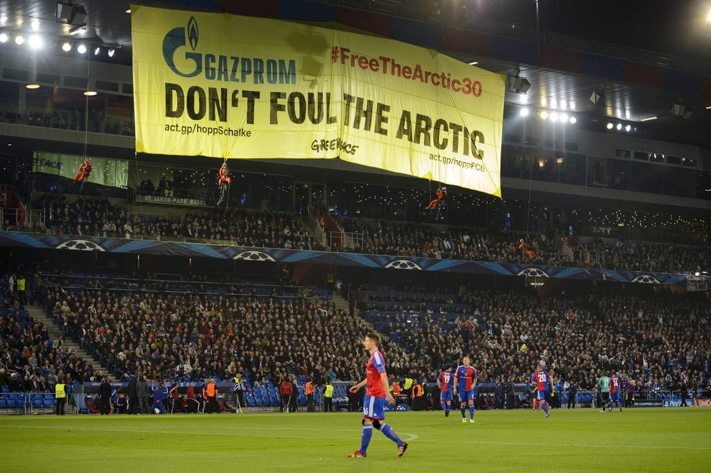 Des activistes de Greenpeace se sont invités au Parc St-Jacques. La rencontre de Champions League entre Bâle et Schalke a été interrompue pendant cinq minutes.