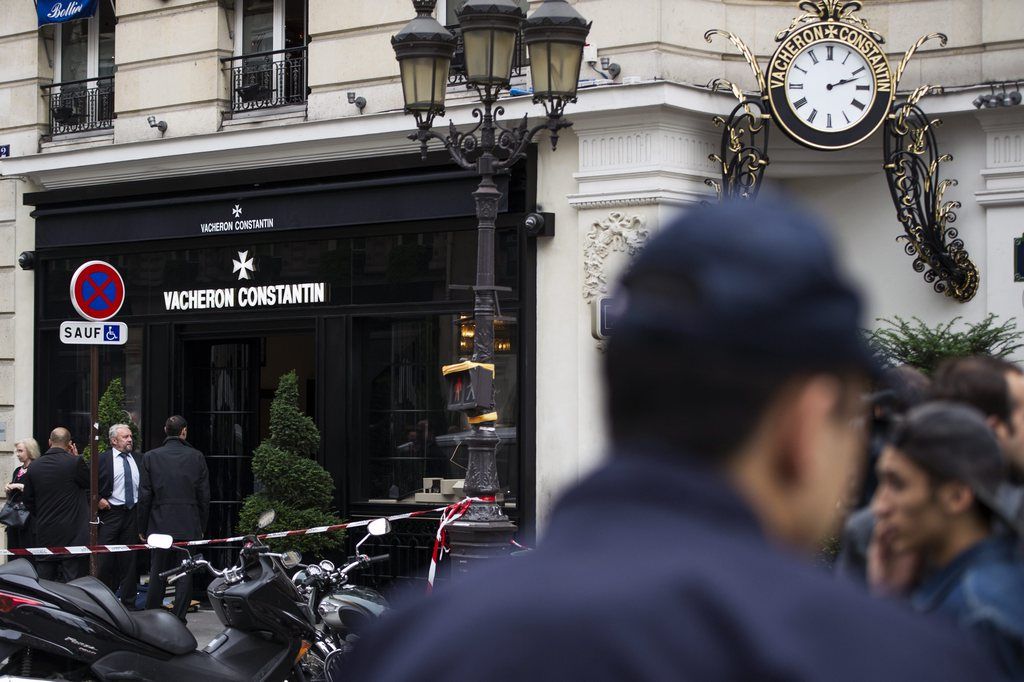 epa03895896 Police officers stand outside the Swiss luxury jewellery shop Vacheron Constantin that was reportedly robbed in Paris, France, 04 October 2013. Reports state that around 10 men stole goods worth up to 1 million euros.  EPA/ETIENNE LAURENT