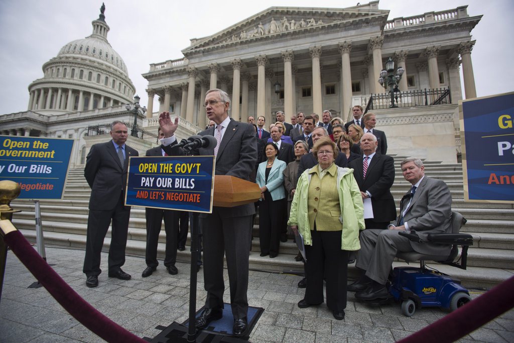 Sur les marche du Sénat, le leader démocrate Harry Reid exhorte les Républicains à débloquer la situation. 