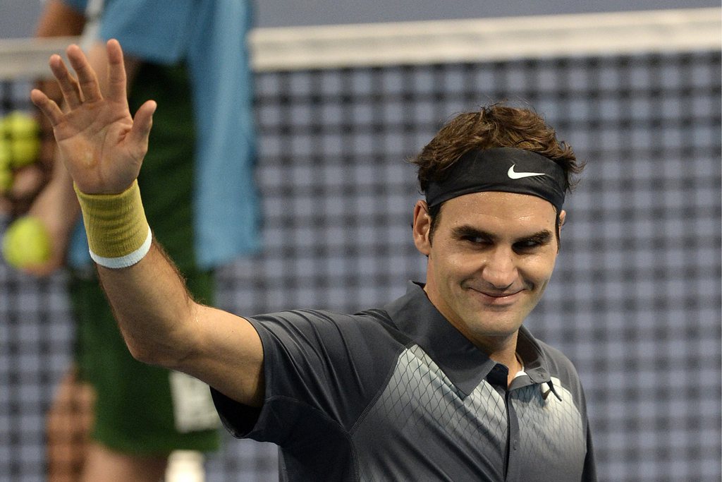 Roger Federer salue le public bâlois, il vient de se qualifier pour la finale des Swiss Indoors.