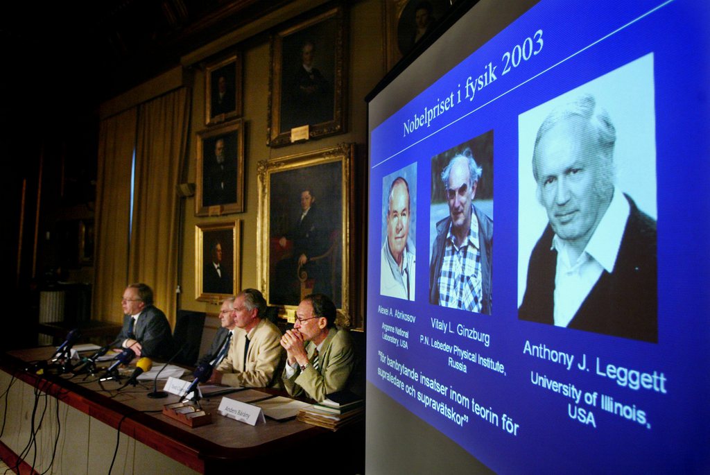 Anders Barany (à droite, à côté de l'écran), membre du jury du prix Nobel de physique a déploré mercredi que le laboratoire du CERN ait été oublié au moment de récompenser la découverte du boson de Higgs.