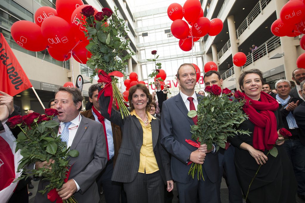 Les socialistes genevois ont désigné jeudi soir la députée Anne Emery-Torracinta (2e à gauche) et le magistrat de Vernier Thierry Apothéloz (2e droite) comme candidats au deuxième tour de l'élection au Conseil d'Etat du 10 novembre.