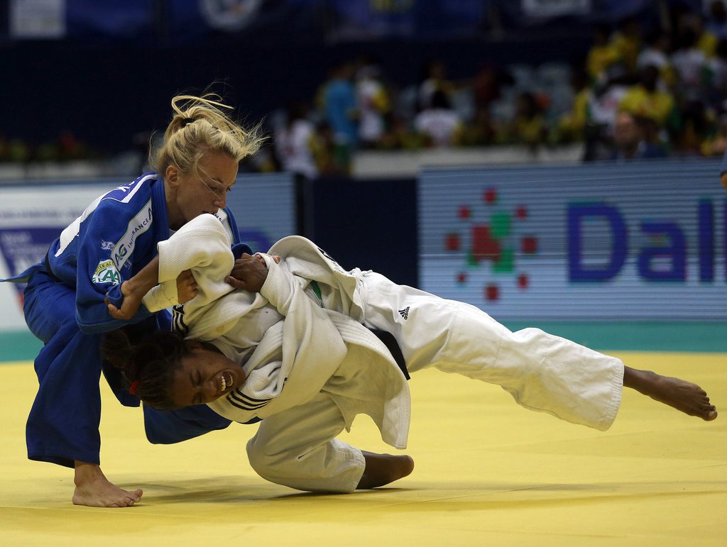 La judoka belge Charline Van Snick (en bleu), médaillée de bronze aux JO de Londres en 2012, a été contrôlée positive à la cocaïne lors des derniers Mondiaux de Rio en août, où elle avait également décroché le bronze, a-t-elle indiqué lundi.