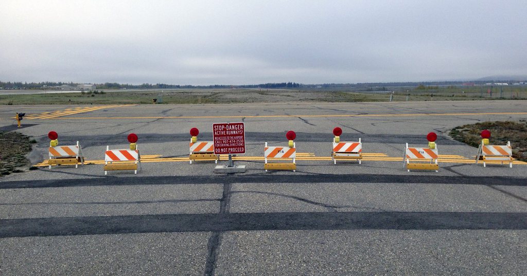 Plusieurs automobilistes se sont retrouvés au beau milieu des pistes d'un aéroport de l'Alaska, aux Etats-Unis, a-t-on appris mercredi auprès des autorités aéroportuaires. Les conducteurs ont été trompés par les instructions erronées de leur iPhone.