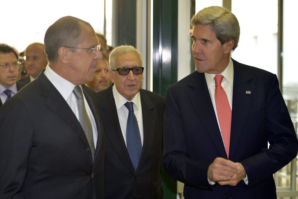 Une rencontre tripartite entre les chefs de la diplomatie russe et américaine Sergueï Lavrov (gauche) et John Kerry (dr.) avec l'émissaire spécial de l'ONU Lakhdar Brahimi (centre) doit commencer incessamment, a annoncé vendredi une porte-parole de l'ONU.