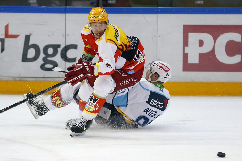 Le joueur lausannois Juha-Pekka Hytoenen, gauche, qui lutte pour le puck contre le joueur de Rapperswil Nils Berger s'est imposé 2 à 1 avec le LHC ce dimanche.