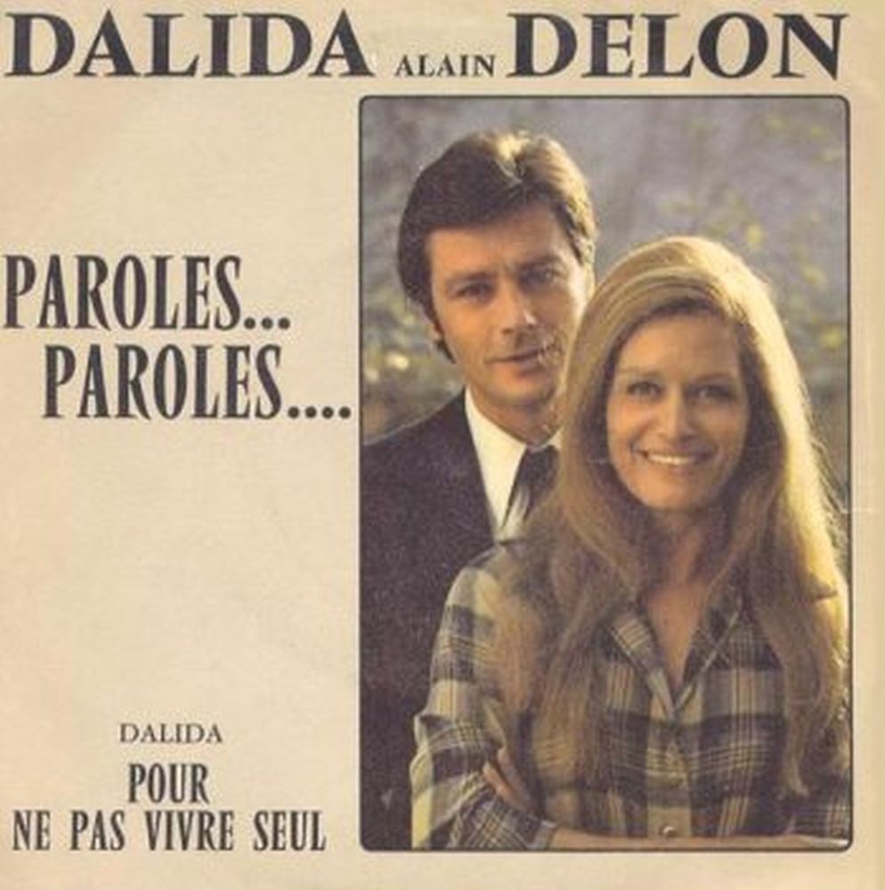 La chanson "Paroles, paroles" a été interpétée en français par Dalida et Alain Delon.