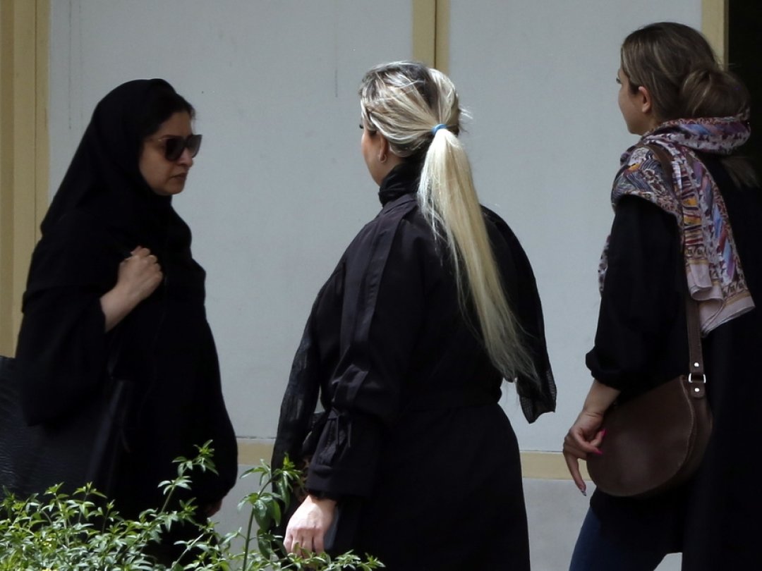 Le département de la police iranienne a annoncé le 9 avril dernier que la police intensifiait ses mesures de répression à l’encontre des femmes qui ne portent pas le voile en public.
