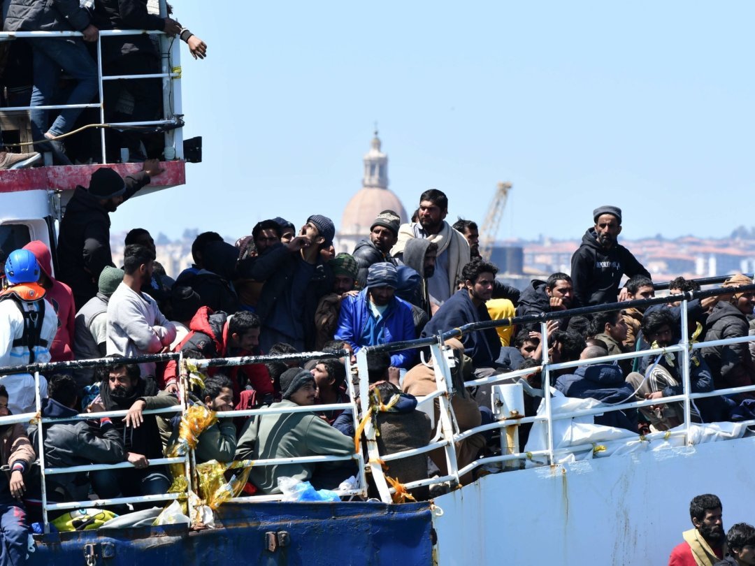 Quelques-uns des 600 migrants récupérés d'un trawler au large des côtes siciliennes lors de leur arrivée à Catagne, en Italie, le 12 avril.