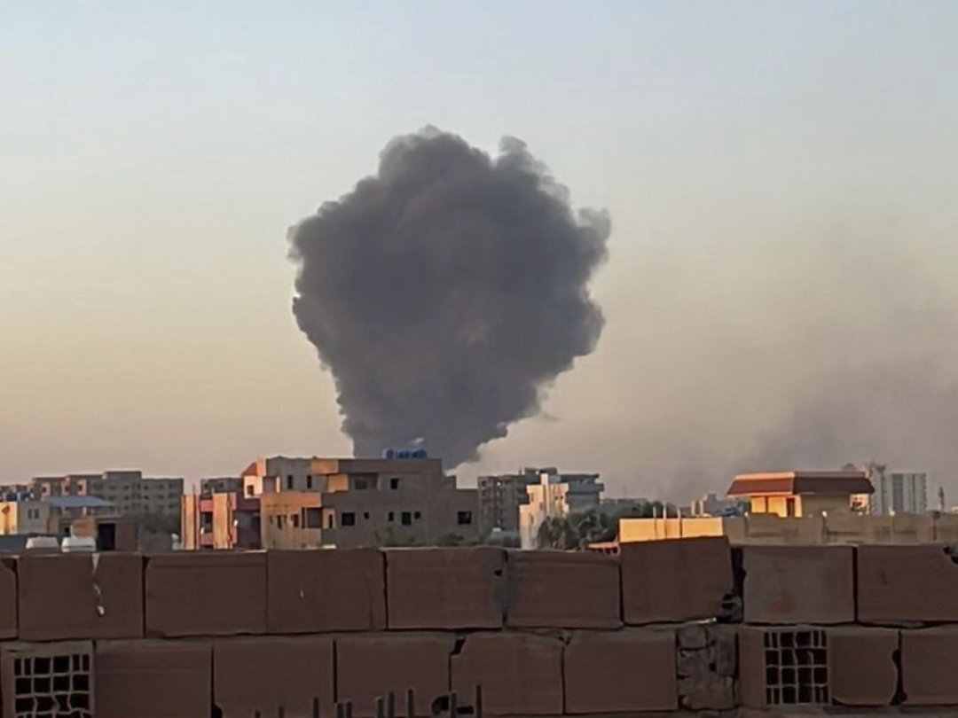 Une fumée épaisse s'élève dans le ciel de Khartoum