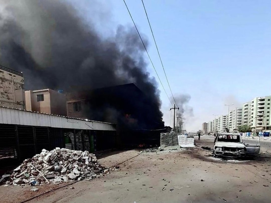 Une photo de l’ambassade indonésienne de Khartoum montre une rue endommagée par les combats à Khartoum, au Soudan, le 23 avril dernier (archives).