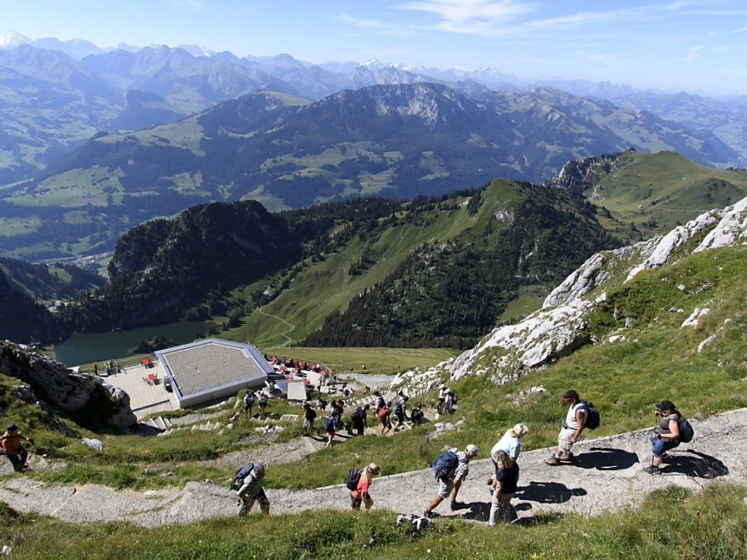 De nombreux Suisses ont fait le choix de ne pas se rendre à l'étranger, à l'occasion des vacances d'été. L'occasion de partir à la découverte du pays (ici le Stockhorn, dans le canton de Berne).