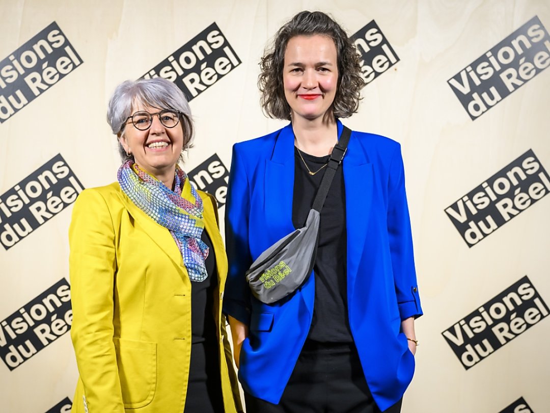 Elisabeth Baume-Schneider (en jaune) avec Emilie Bujès, directrice artistique du Festival du film documentaire.