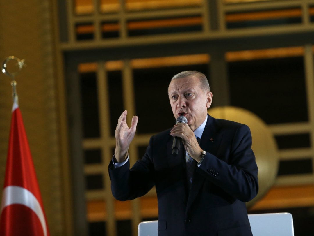 Le Président turc Recep Tayyip Erdogan s'adresse à ses supporters après avoir été réélu à son poste dimanche. Photo: KEYSTONE/EPA/Necati Savas