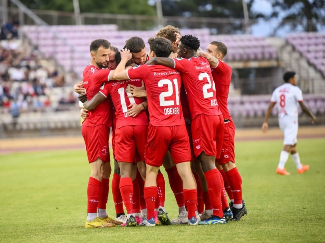 Les joueurs lausannois fêtent le premier but marqué par le milieu du SLO Liridon Mulaj lors du match retour du barrage de promotion en Super League, le mardi 6 juin 2023 au stade de la Pontaise à Lausanne.
