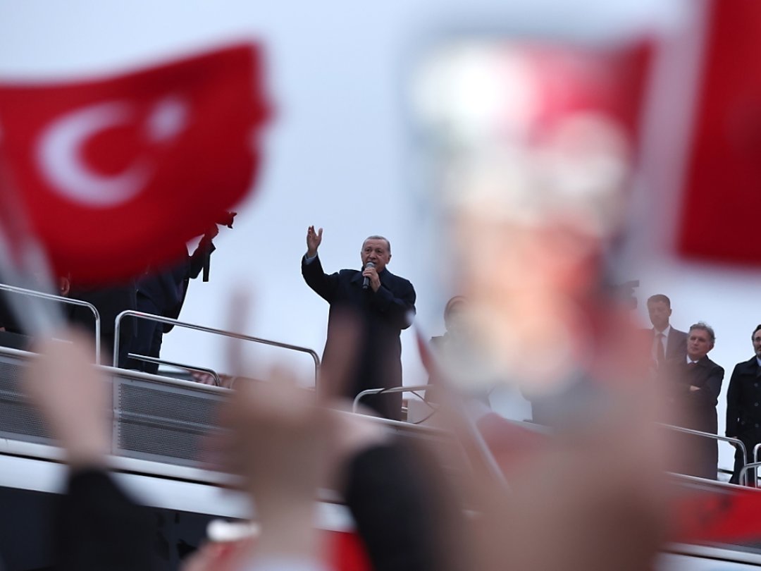 Erdogan, juché sur un bus devant son domicile d'Istanbul, avait en début de soirée déjà revendiqué sa victoire.