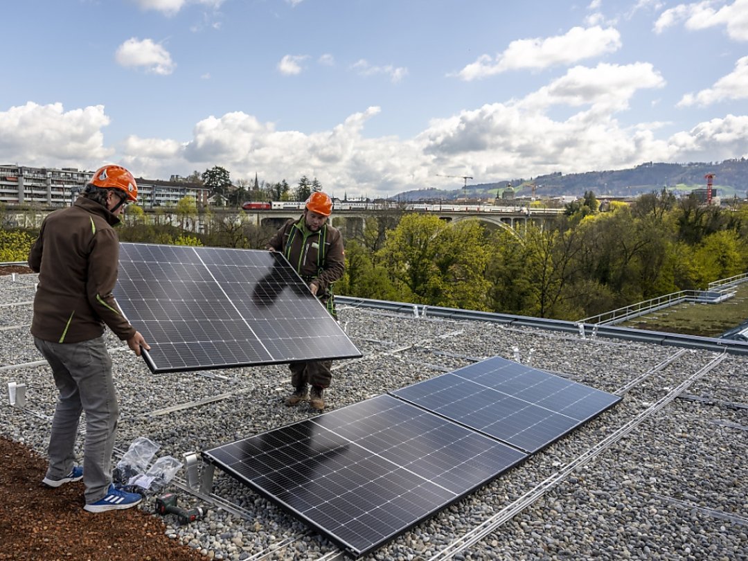Selon un sondage de l'institut gfs.bern, 97% des personnes interrogées se prononcent en faveur des installations solaires sur les bâtiments, en Suisse (photo d'illustration).