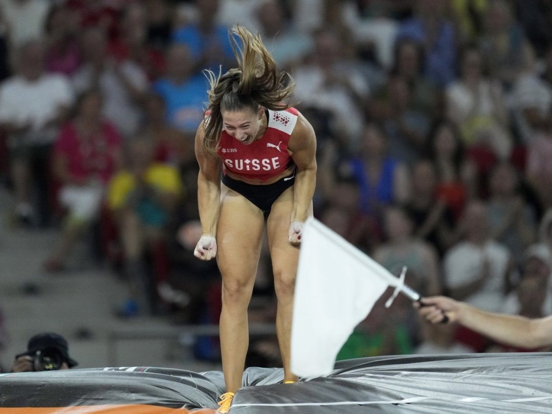 La Suissesse Angelica Moser réagit après avoir égalé son record personnel dans la finale du saut à la perche féminin lors des Championnats du monde d’athlétisme à Budapest.