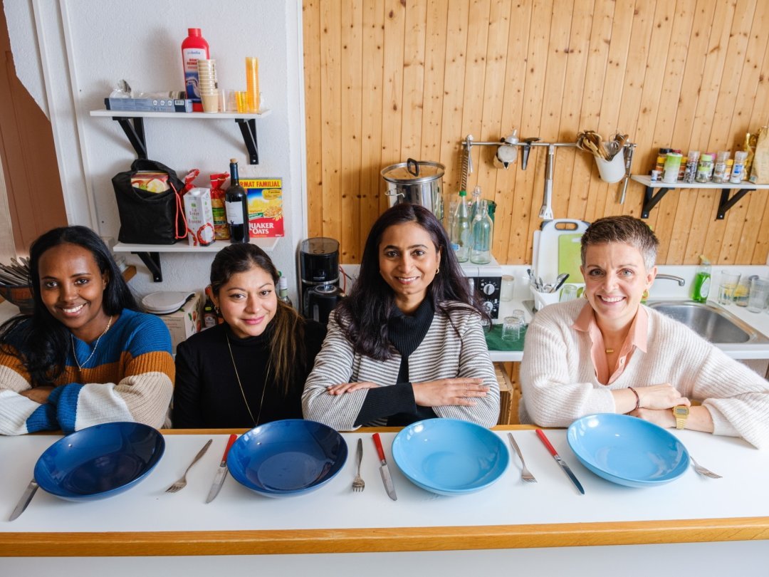 De gauche à droite : Feven, Geisell, Parveen et Aurélie Hegetschweiler, prennent la pose dans le coin cuisine de la maison des associations, La Vie-là, qui sert de QG au lieu-dit.