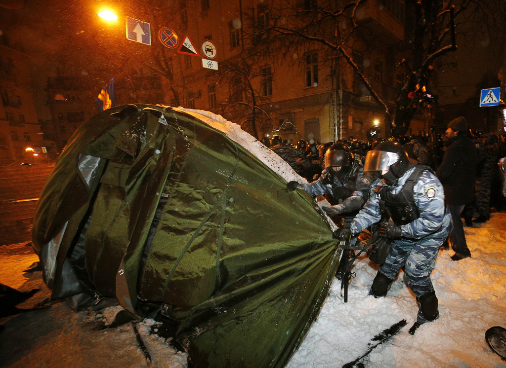 Mardi matin, environ 300 manifestants restaient regroupés sur la place, plus les occupants des tentes qui y ont été plantées, sous la neige et par des températures tombées à -7 degrés.