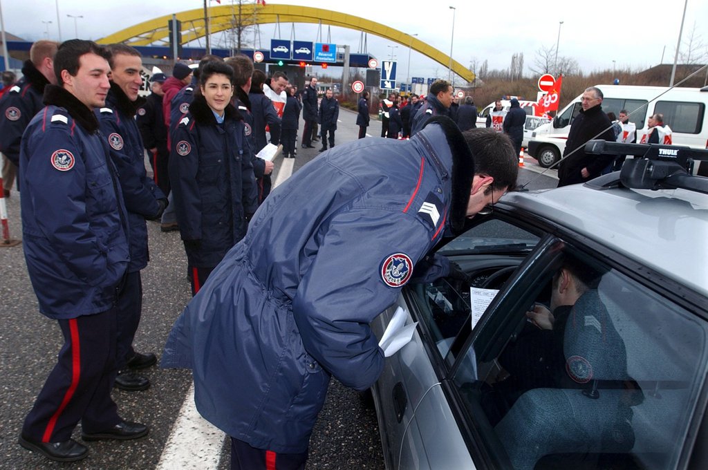 Des ralentissements perturbent jeudi le passage de la douane de Bardonnex (GE) dans le sens Suisse-France. Les douaniers français, qui protestent contre un plan stratégique, bloquent deux des trois voies prévues pour le passage des véhicules.