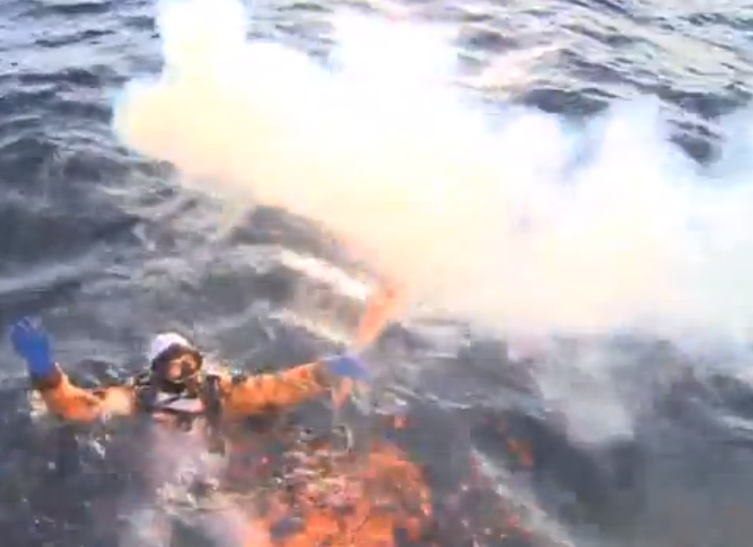 La flamme olympique de Sotchi a fait un plongeon dans le lac Baïkal, en Russie. 