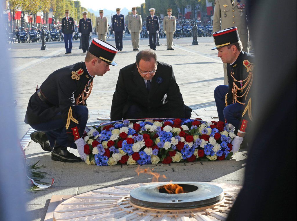 François Hollande a été hué lors de sa remontée des Champs-Elysées pour le 11 Novembre. 