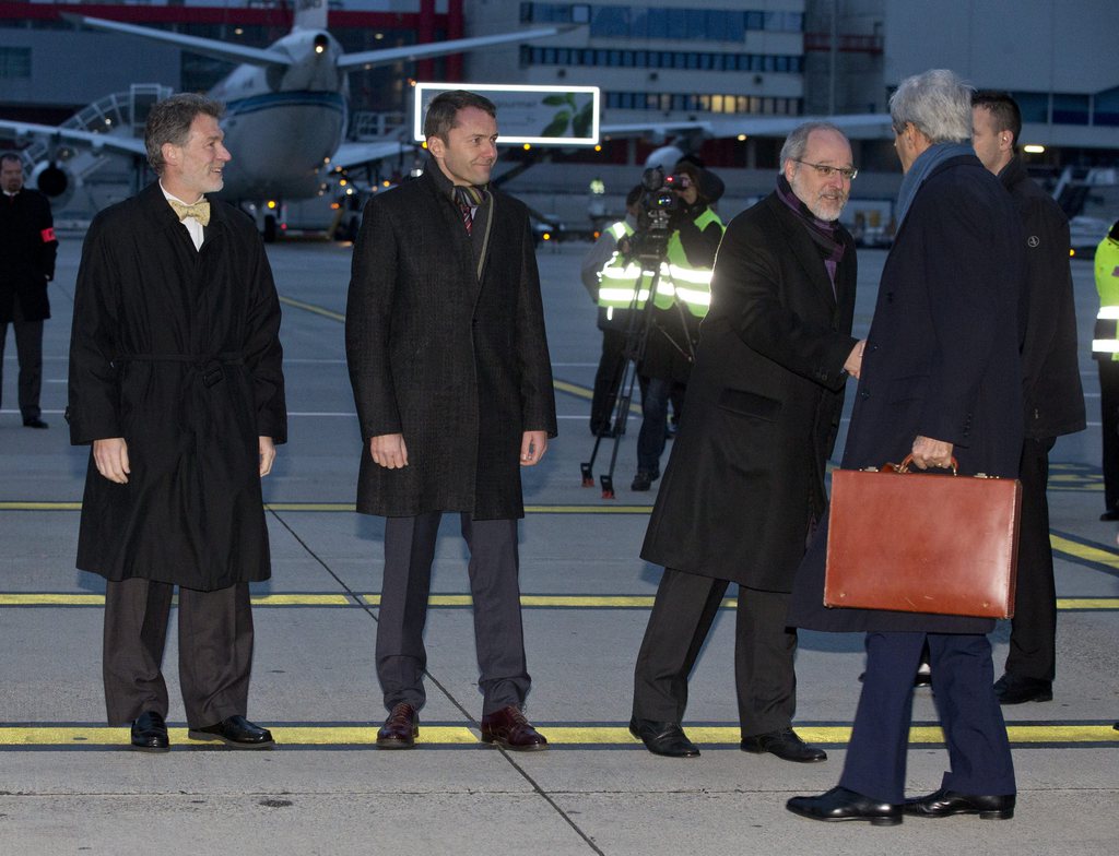 John Kerry, accueilli samedi matin à Genève par Peter Mulrean, chargé d'affaires pour l'ONU (à gauche), l'ambassadeur Jurg Lauber, (au centre) et l'ambassadeur Alexandre Fasel (à droite).