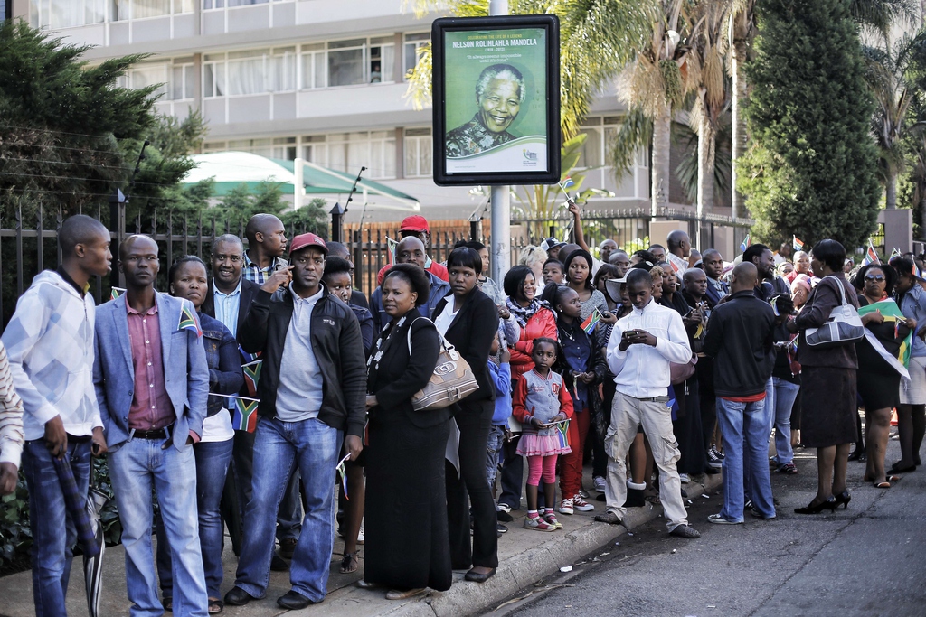 Les Sud-Africains attendent des heures pour rendre un dernier hommage à leur héros. 