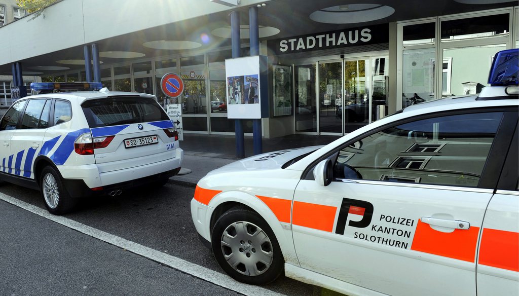 Le jeune homme de 19 ans qui a tué son père de 46 coups de couteau en janvier 2012 à Hägendorf (SO) est condamné à 12 ans de prison, une peine commuée en thérapie stationnaire en milieu fermé.