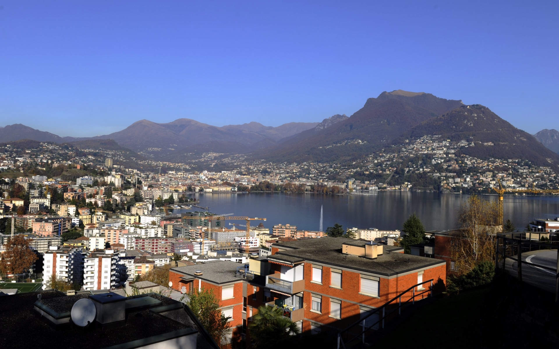 Le Tessin (ici Lugano) est considérablement touché par la sous-enchère salariale selon les initiants.