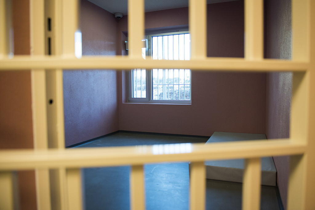 Une cellule a l'interieur de la prison pour mineurs est photographiee lors de l'inauguration de l'etablissement de detention pour mineurs "Aux Lechaires" ce lundi 16 decembre 2013 a Palezieux dans le canton de Vaud. (KEYSTONE/Jean-Christophe Bott)