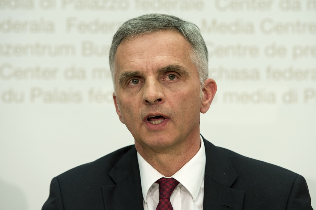 Bundespraesident Didier Burkhalter aeussert sich zu den Abstimmungsergebnissen am Sonntag, 9. Februar 2014, in Bern. (KEYSTONE/Peter Schneider)....Swiss Federal President Didier Burkhalter, head of the Federal Department of Foreign Affairs, speaks during a press conference in Bern, Switzerland, Sunday, February 9, 2014. Swiss citizens today Sunday voted - amongst others ? in favor of the initiative "Against Mass Immigration". The proposal launched by the Swiss People's Party (Schweizerische Volkspartei, SVP) wants to limit the annual numbers of migrant workers to Switzerland. (KEYSTONE/Peter Schneider)