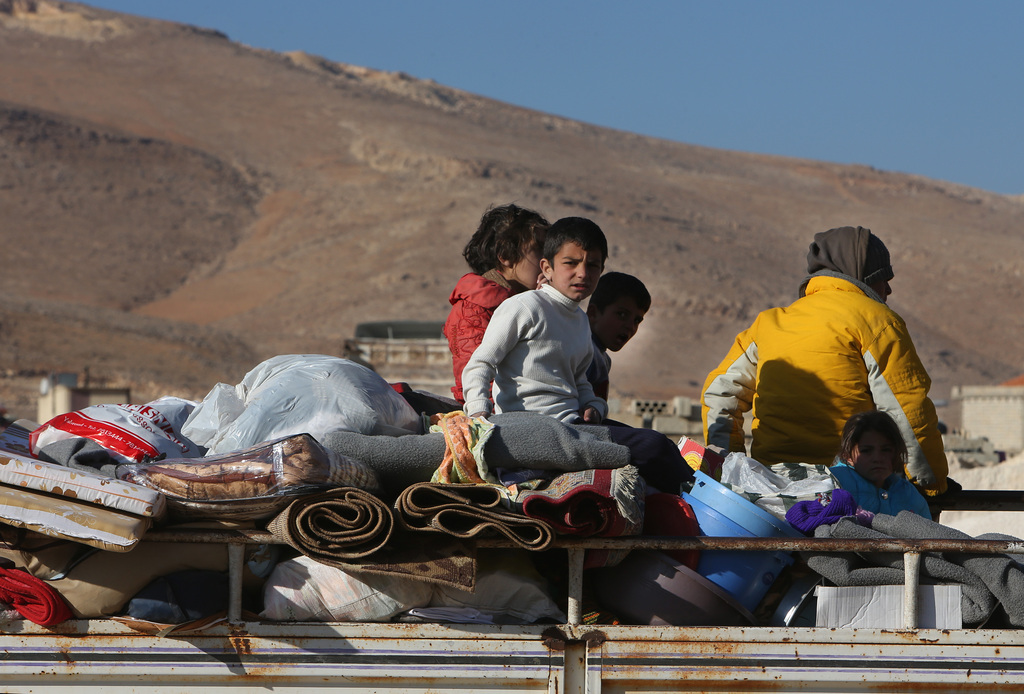 Des enfants syriens fuient en direction du Liban.