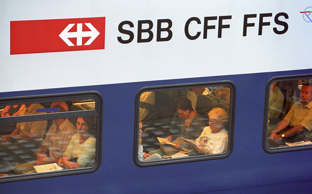 Commuters sit in a train at Stadelhofen railway station in Zurich, Switzerland, pictured on August 19, 2003. (KEYSTONE/Martin Ruetschi)

Pendler sitzen am Bahnhof Stadelhofen in Zuerich am 19. August 2003 im Zug. (KEYSTONE/Martin Ruetschi)