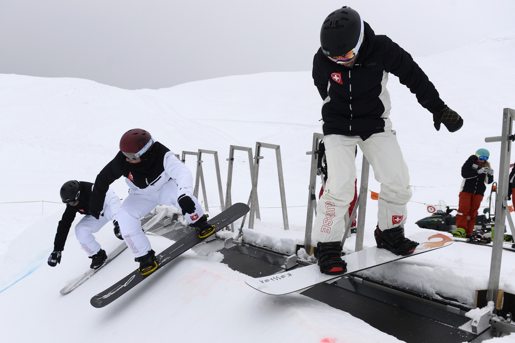 Les snowboardeurs Marvin James et Tim Watter ici avec Simona Meiler tenteront de se hisser en finale du cross messieurs ce lundi.