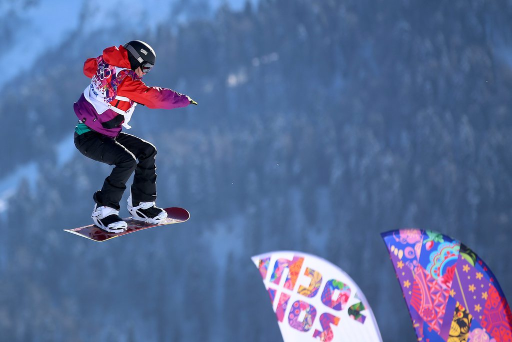 La Suissesse Sina Candrian tente par tous les moyens de rejoindre ses deux compatriotes Isabel Derungs et Elena Könz dans la finale du slopestyle en snowboard.