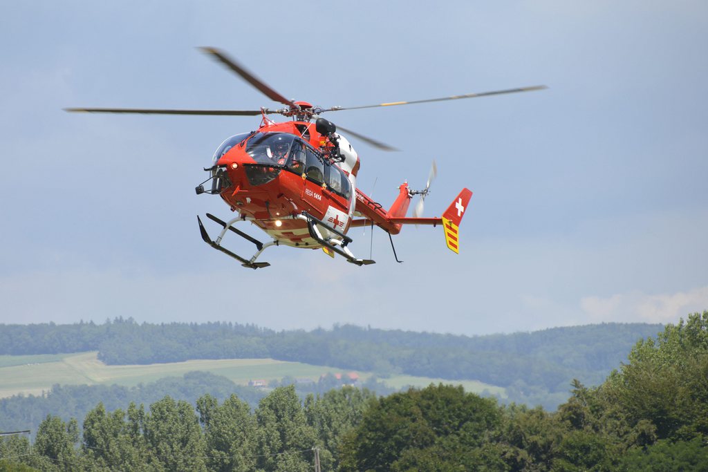 Helicoptere de la Rega lors du meeting aerien le Fly-in sur l'aerodrome de la Cote (LSGP), organise par le Club Aeronautique Swissair Geneve,  ce samedi 17 aout 2013, a Prangins. (KEYSTONE/Christian Brun)
