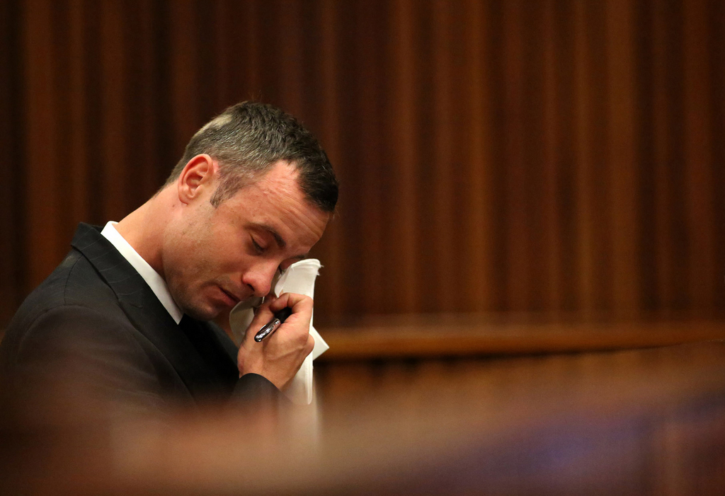 Oscar Pistorius a fondu en larmes à la barre où il s'est exprimé pour la première fois depuis le meurtre de sa petite amie, tuée de 4 balles.(archives)