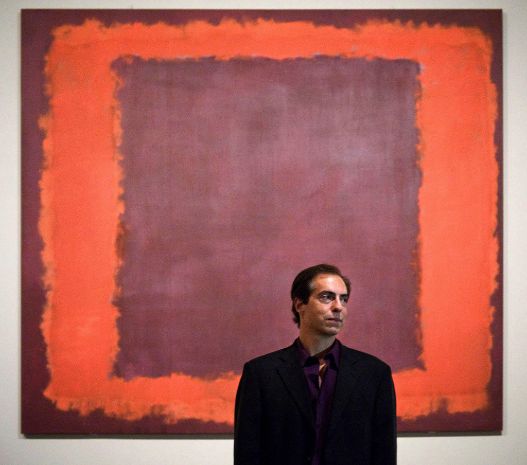 Christopher Rothko devant le tableau de son père, Marc Rothko, intitulé "Seagram". 