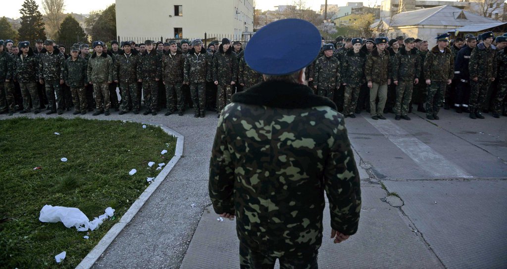 Un soldat russe a abattu un officier de la marine ukrainienne dimanche dans l'est de la Crimée, a annoncé le ministère ukrainien de la Défense lundi.